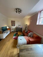 Chic Victorian Flat in Private Estate - Mile End!