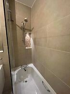 Chic Victorian Flat in Private Estate - Mile End!