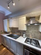 Chic Victorian Flat in Private Estate - Mile End!