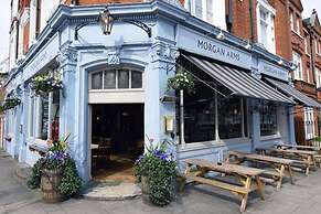 Chic Victorian Flat in Private Estate - Mile End!