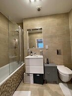 Chic Victorian Flat in Private Estate - Mile End!