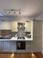 Chic Victorian Flat in Private Estate - Mile End!