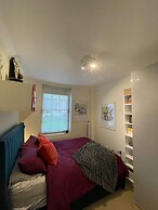 Chic Victorian Flat in Private Estate - Mile End!