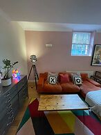 Chic Victorian Flat in Private Estate - Mile End!