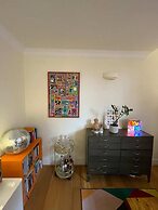 Chic Victorian Flat in Private Estate - Mile End!