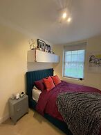 Chic Victorian Flat in Private Estate - Mile End!