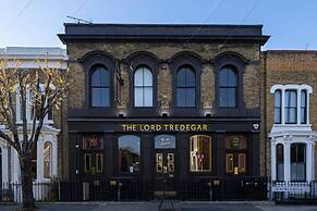 Chic Victorian Flat in Private Estate - Mile End!