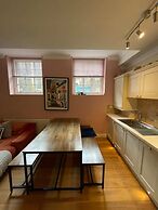 Chic Victorian Flat in Private Estate - Mile End!