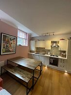 Chic Victorian Flat in Private Estate - Mile End!