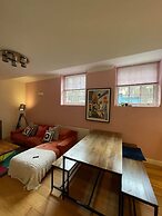 Chic Victorian Flat in Private Estate - Mile End!