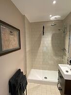 Tasteful 2BD Flat W/open Plan Living - Blackheath!