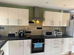 Remarkable 2-bed House in Northolt