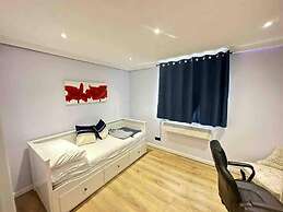 Remarkable 2-bed House in Northolt