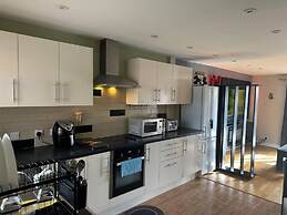 Remarkable 2-bed House in Northolt