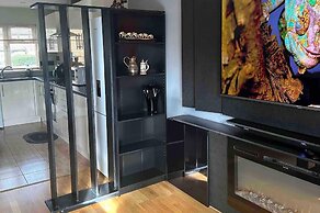 Remarkable 2-bed House in Northolt