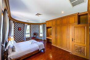 Luxury 6 Bed Mansion - CAS