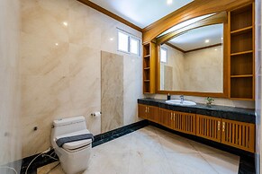 Luxury 6 Bed Mansion - CAS