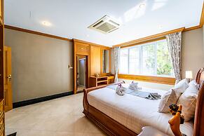 Luxury 6 Bed Mansion - CAS