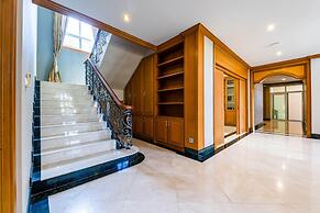Luxury 6 Bed Mansion - CAS