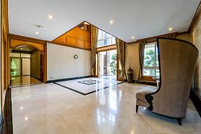 Luxury 6 Bed Mansion - CAS