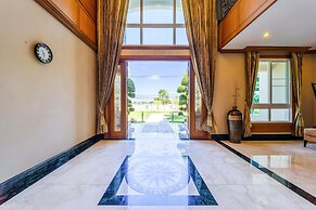 Luxury 6 Bed Mansion - CAS