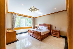 Luxury 6 Bed Mansion - CAS