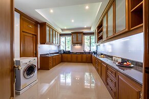 Luxury 6 Bed Mansion - CAS