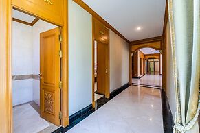 Luxury 6 Bed Mansion - CAS