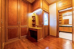 Luxury 6 Bed Mansion - CAS