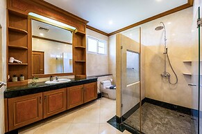 Luxury 6 Bed Mansion - CAS