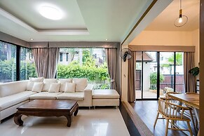 Natcha Pool Villa by Warin
