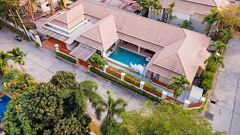 Natcha Pool Villa by Warin