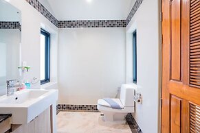 Natcha Pool Villa by Warin