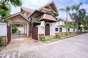 Natcha Pool Villa by Warin