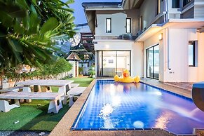 Natcha Pool Villa by Warin