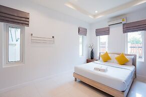 Natcha Pool Villa by Warin