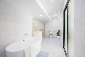 Natcha Pool Villa by Warin