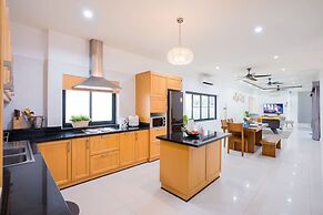 Natcha Pool Villa by Warin