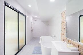 Natcha Pool Villa by Warin