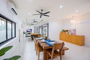 Natcha Pool Villa by Warin