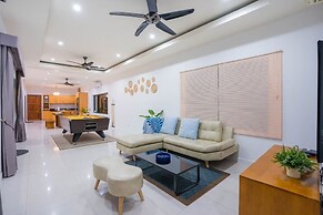 Natcha Pool Villa by Warin