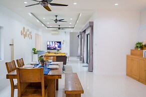 Natcha Pool Villa by Warin