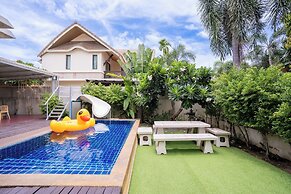 Natcha Pool Villa by Warin