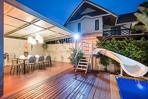 Natcha Pool Villa by Warin
