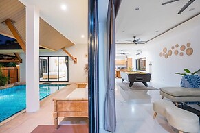 Natcha Pool Villa by Warin