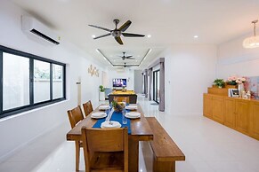 Natcha Pool Villa by Warin