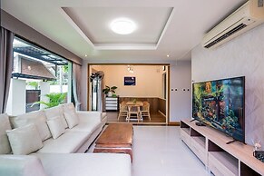 Natcha Pool Villa by Warin
