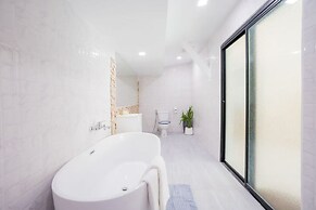 Natcha Pool Villa by Warin