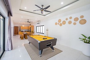 Natcha Pool Villa by Warin