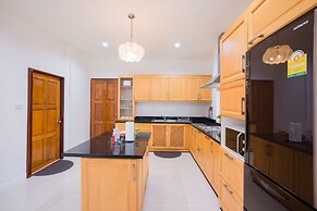 Natcha Pool Villa by Warin